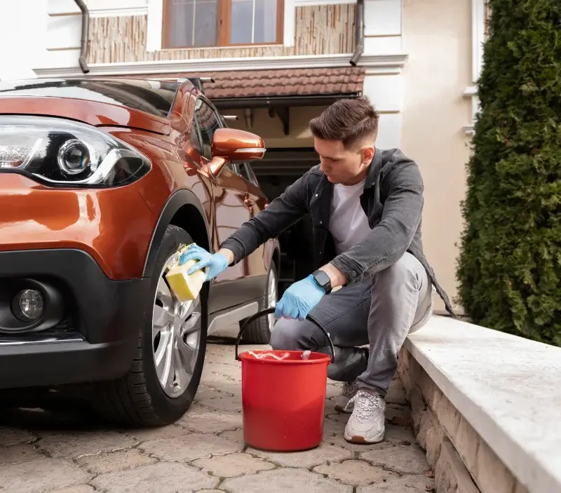 Lavage auto à domicile Glos : professionnel intervenant sur un véhicule